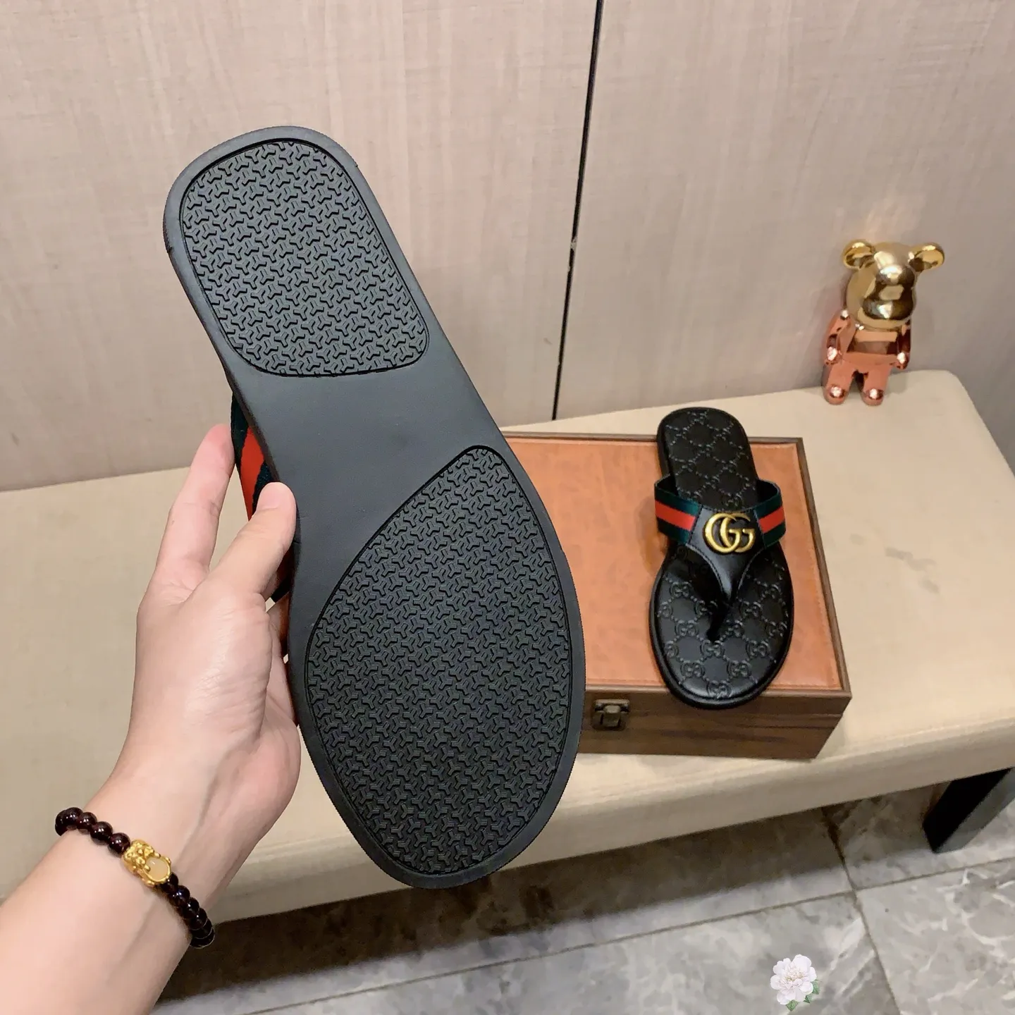 Slippers: New model: Factory price: 260💰💰🎩🎩🔥🔥《 Gucci* 》Series of slippers top purchasing agent🔍🔍Sold at the same time for men, original Italian imported webbing made of selected cowhide, exquisite workmanship,), sole: (super comfortable) original factory special sole, ⚠️exclusive double-layer movable molded sole super comfortable⚠️, real shot🎬the real thing is more beautiful🔍🔍266 regular code 38-44, can be ordered 45.